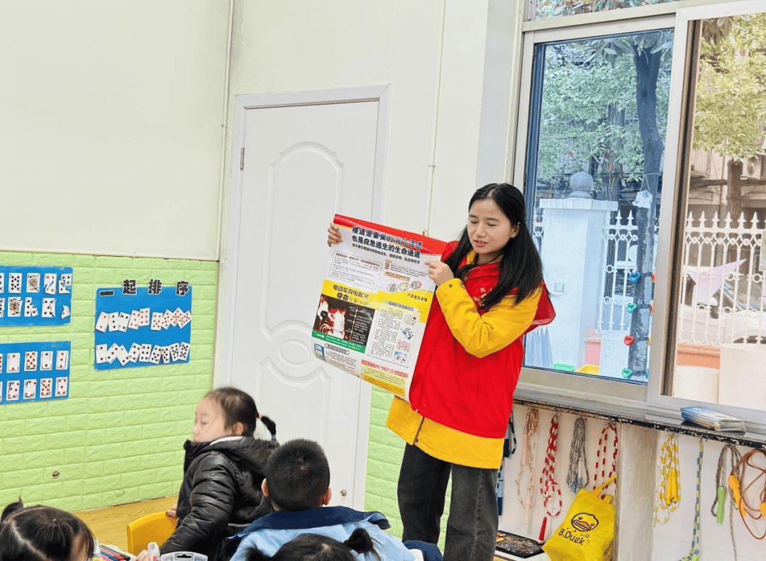 火狐电竞官方网站儿童教育西湖一村社区深入幼儿园开展安全教育宣传(图1)